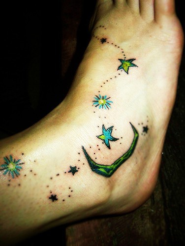脚背彩色五角星与月亮纹身图案