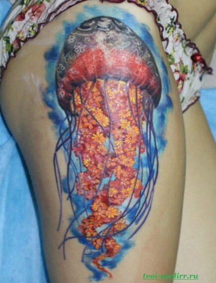 大腿逼真的彩色水母程与花朵组合纹身图案