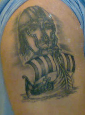 肩部灰色维京纹身大武士船纹身图案