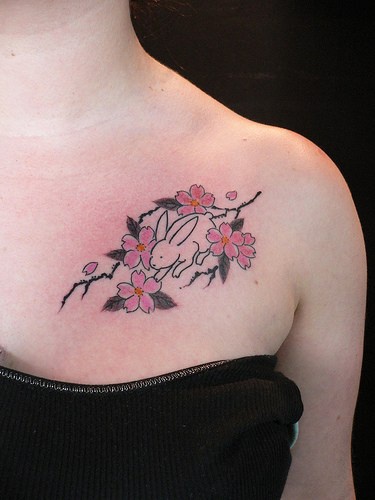 肩部可爱兔子和樱花树纹身图案