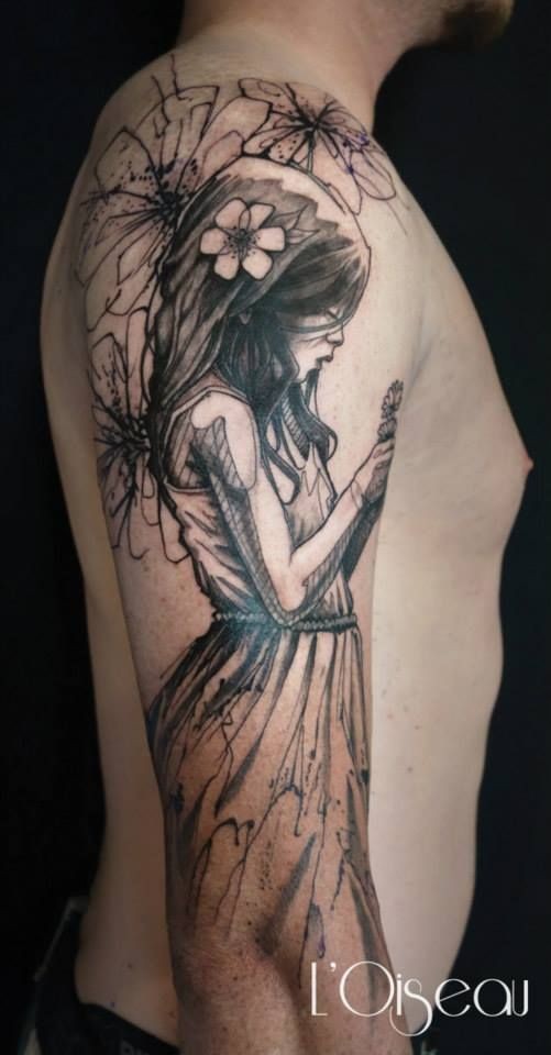 男性手臂灰色女孩与鲜花纹身图案