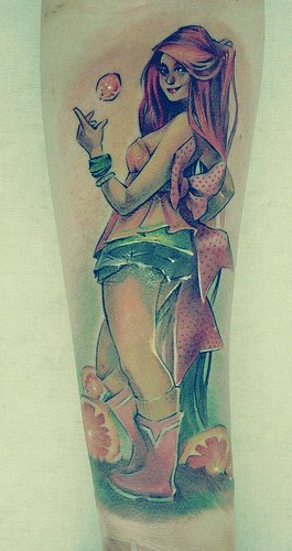 手臂彩色红头发的女孩纹身图片