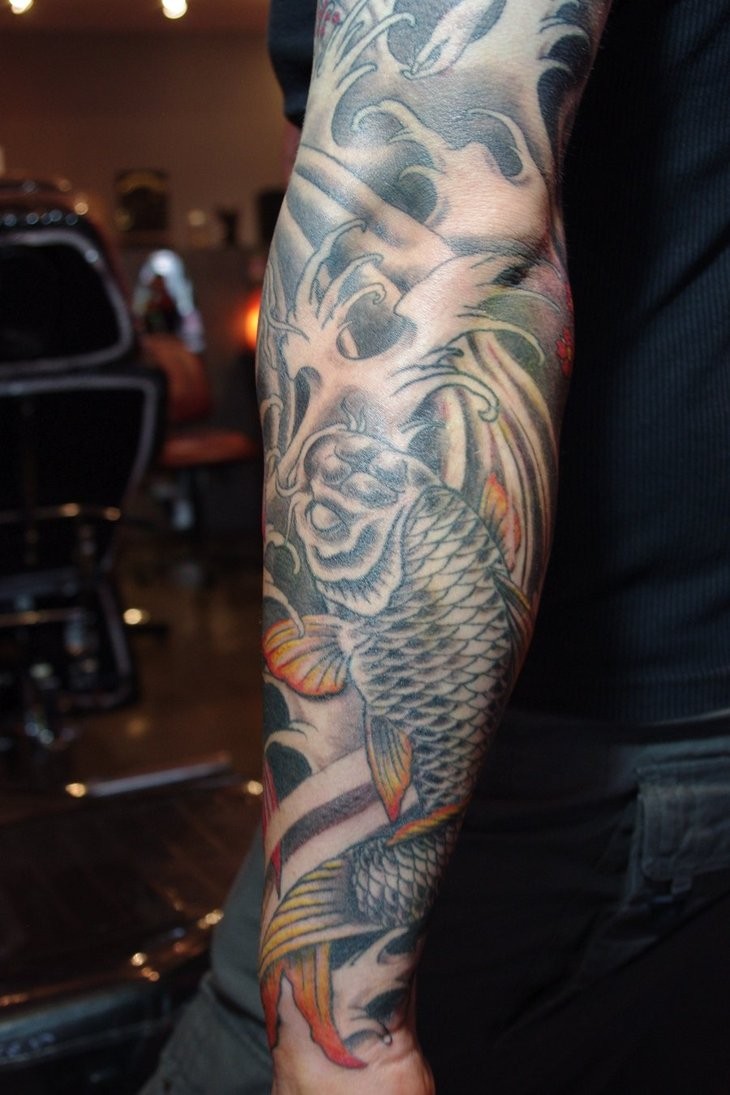 花臂日式鲤鱼浪花纹身图案