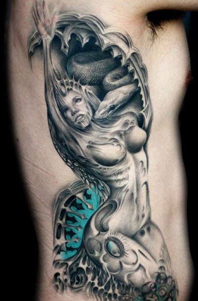 侧肋性感女人与蛇纹身图案