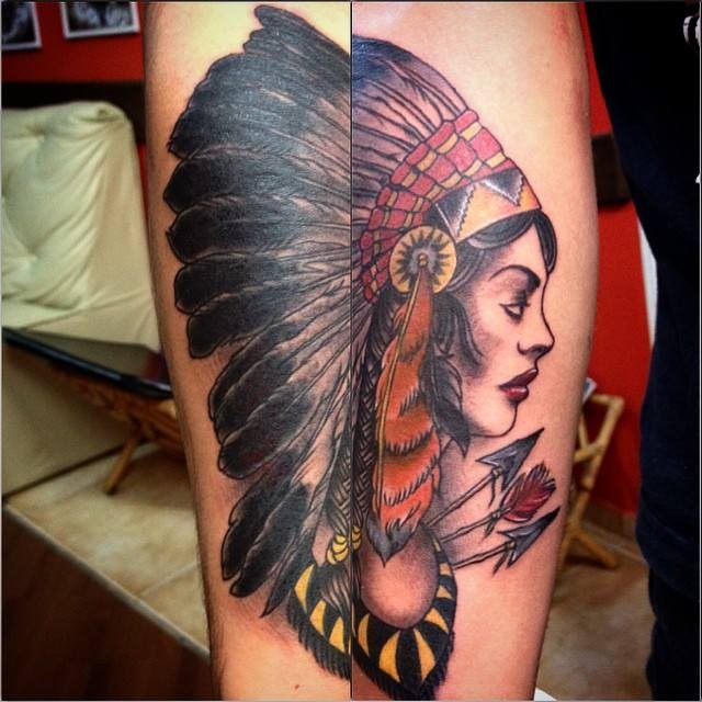 手臂全新风格彩色印度妇女与箭头纹身