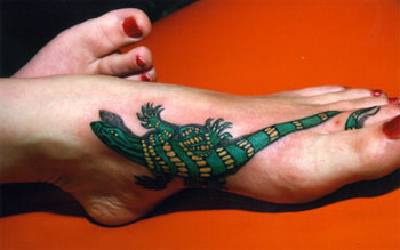 女性脚部彩色蜥蜴纹身图案