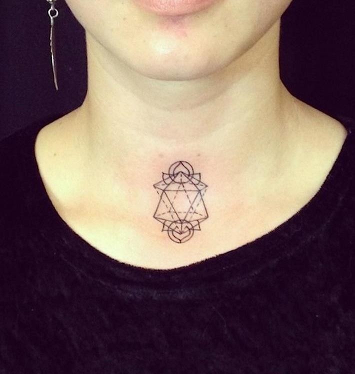 女性颈部简约的几何纹身图案