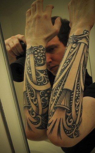 男性手臂黑色卷曲图腾纹身图案