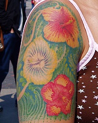 女性肩部彩色芙蓉花纹身图片