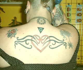 肩部彩色部落符号和爱心纹身图案