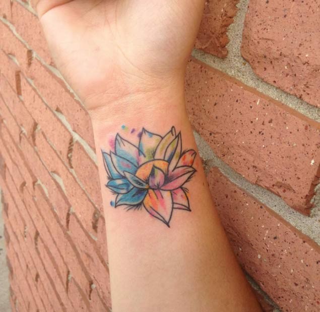 女性手腕自制像水彩莲花纹身图案