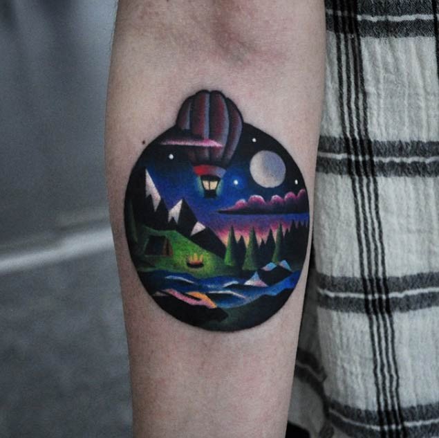 手臂圆形彩色热气球与森林纹身图案