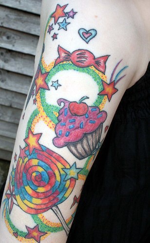 手臂糖果蛋糕和星星五颜六色纹身图案