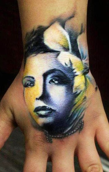 手背插画风格的彩色女人花纹身图案