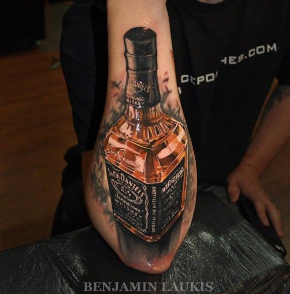 手臂写实逼真的威士忌酒纹身图案