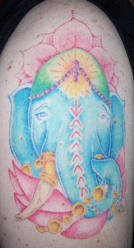 象神头部和莲花纹身图案