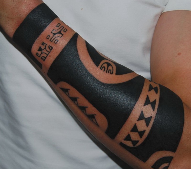 手臂严酷的部落黑色图腾纹身图案
