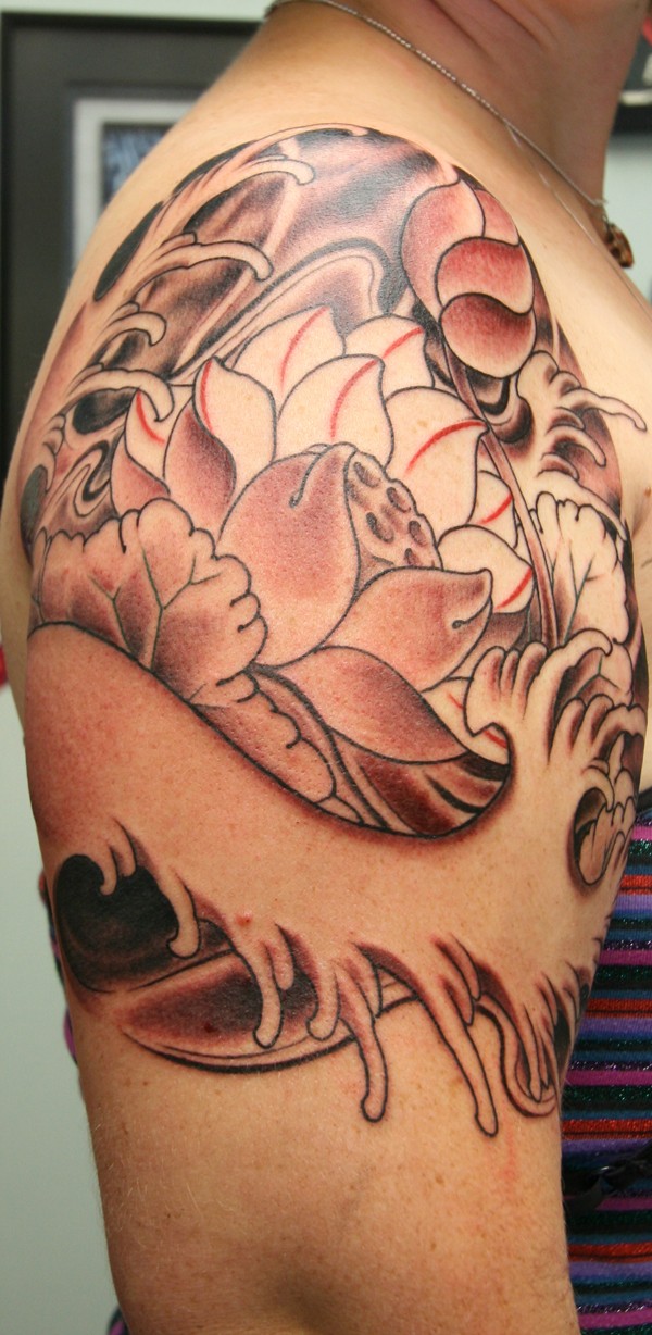 男性肩部棕色莲花纹身图案