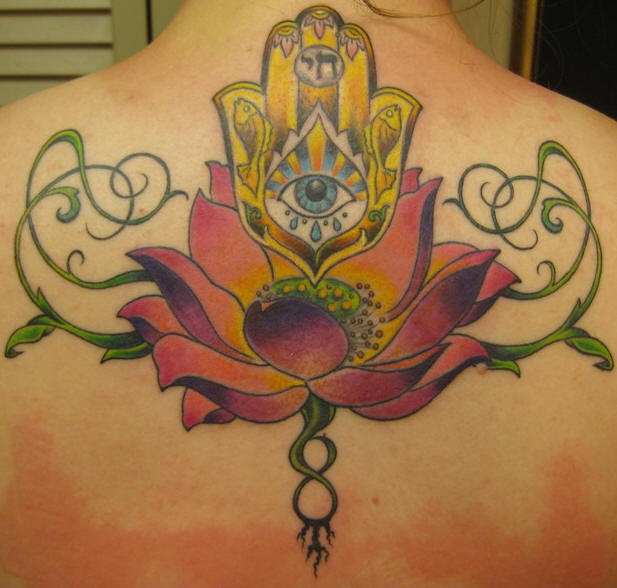 背部彩色莲花与手掌眼睛纹身图案