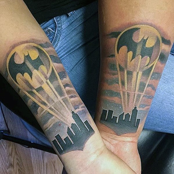 小臂彩色夜间城市与蝙蝠侠纹身图案