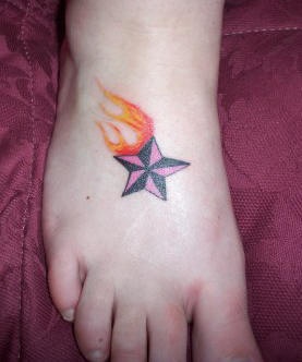 脚部彩色火焰里的五角星纹身图案