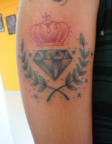 月桂树枝王冠和钻石纹身图案