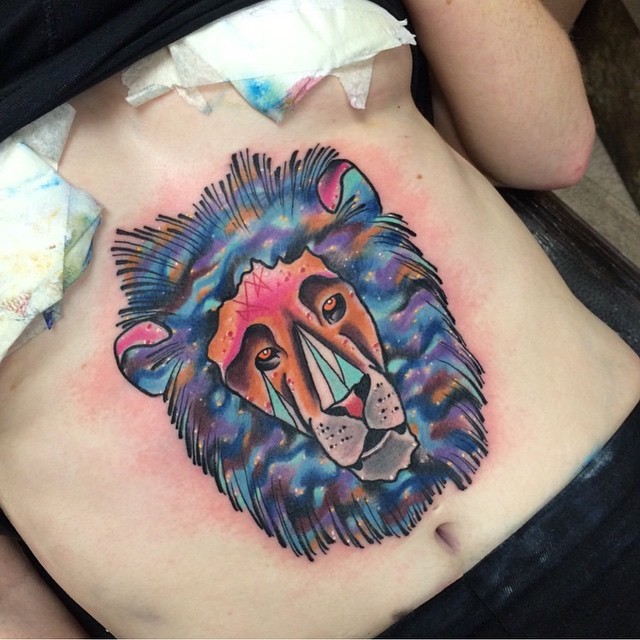 腹部幻想风格彩色星空狮子头像纹身图案
