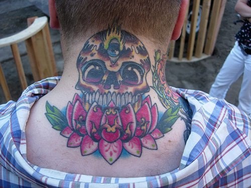 脖子彩色莲花与墨西哥头骨纹身图案