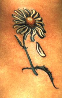 女性颈部白色菊花纹身图案