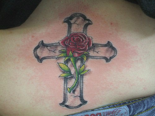 十字架与红玫瑰纹身图案