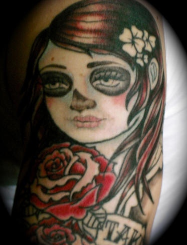 肩部彩色僵尸女孩玫瑰纹身图案