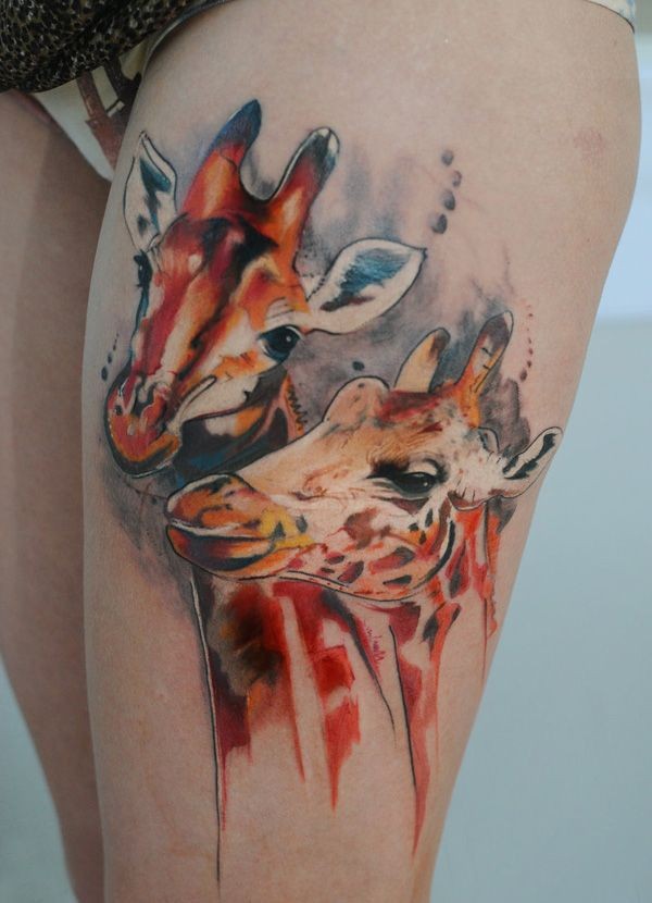 腿部自然的插画风格彩色长颈鹿夫妇纹身