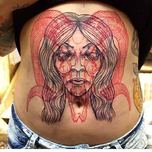 腹部女恶魔脸和山羊颅骨组合纹身图案