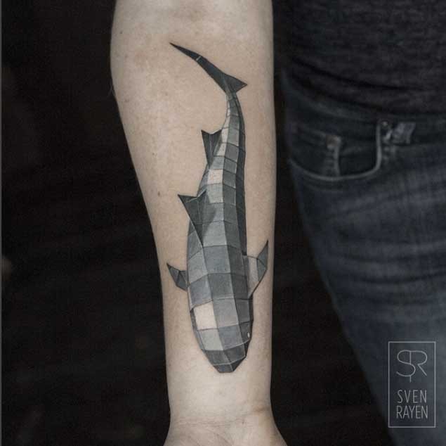 手臂黑灰新风格的几何鲨鱼纹身图案