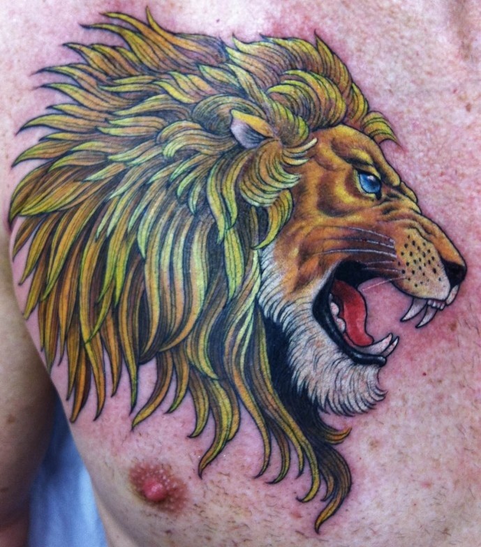 男性胸部怒吼的狮子头像纹身图案