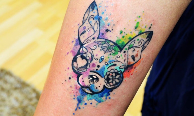 手臂水彩色小狗肖像纹身图案