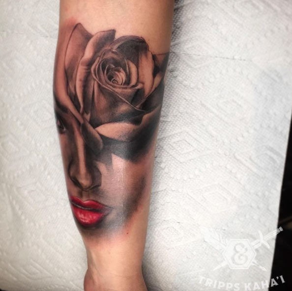 手臂逼真好看的玫瑰花与女人肖像纹身