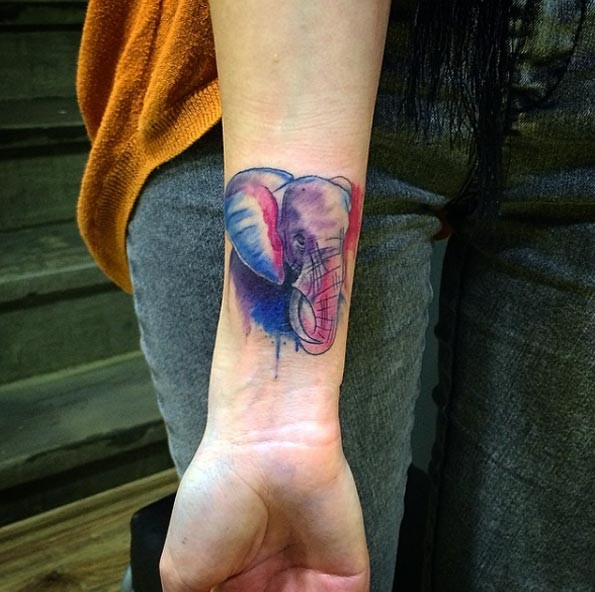 手腕泼墨风格彩绘大象头像纹身图案