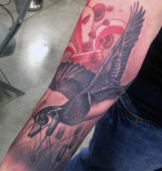 手臂老派风格的彩色鸭子纹身图案