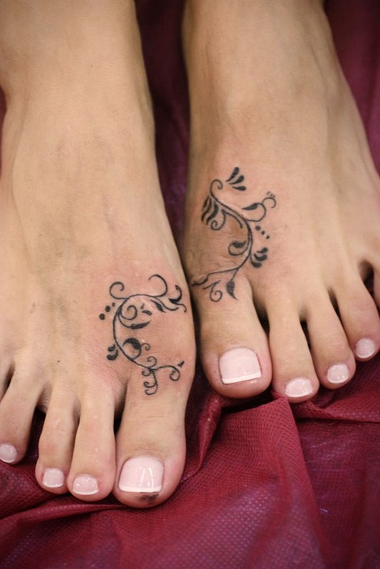 女性脚背有趣简单的图腾纹身图片