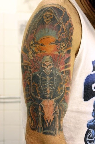 肩部彩色的死神与骷髅骑士纹身图案