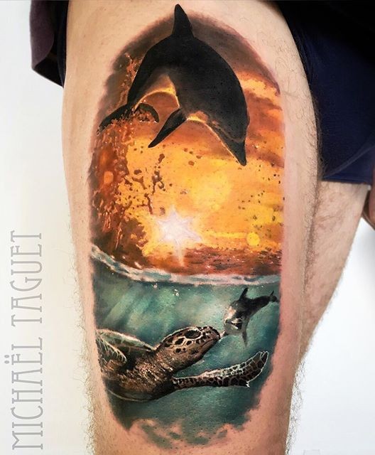 大腿写实风格的海豚与海龟纹身图案