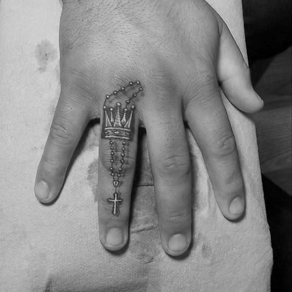 手指好看的十字架皇冠纹身图案