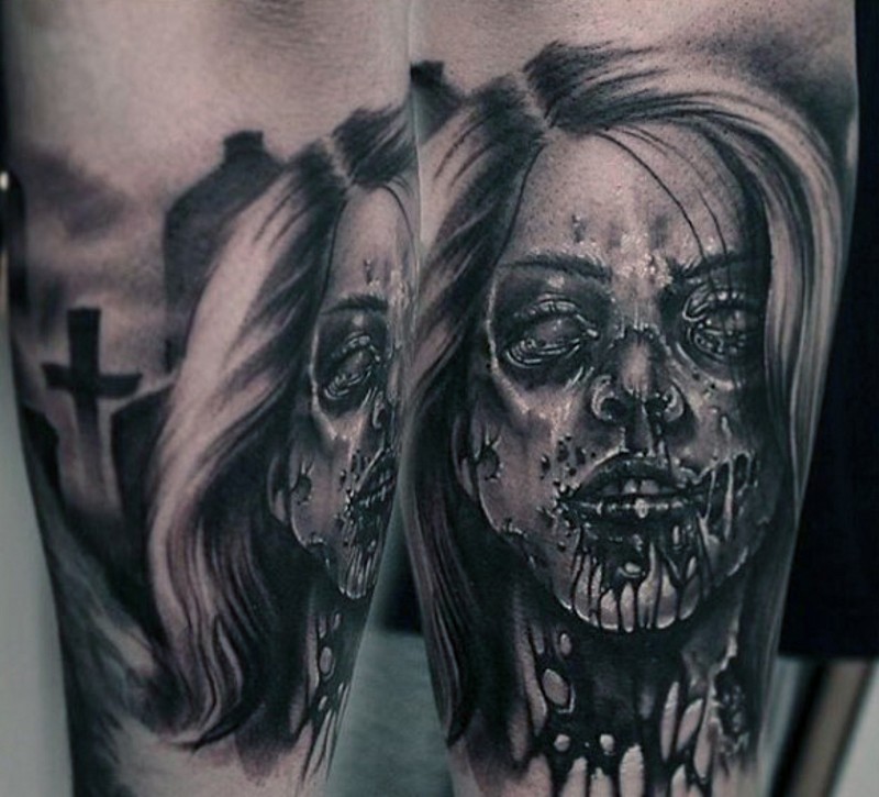 手臂恐怖电影主题的血腥僵尸女人纹身图案
