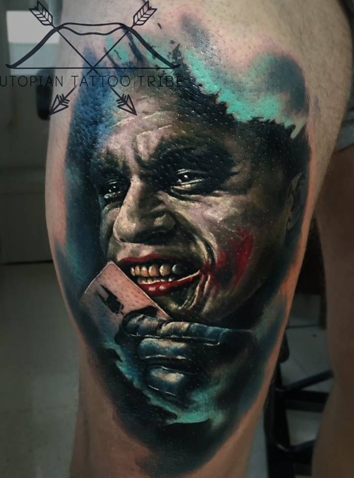 大腿现实主义风格的彩色邪恶小丑纹身图案