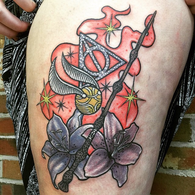 大腿哈利波特为主题的魔术棒和花朵纹身图案