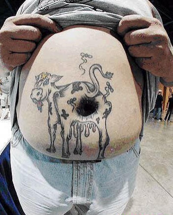 腹部有趣的牛屁股纹身图案