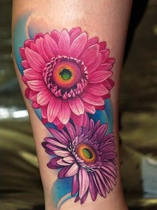 腿部彩色逼真的花朵纹身图片