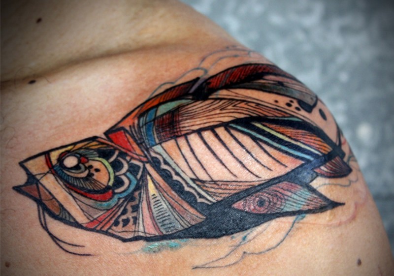 肩部惊人的彩色创意鱼纹身图案
