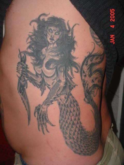 邪恶的美人鱼与刀纹身图案
